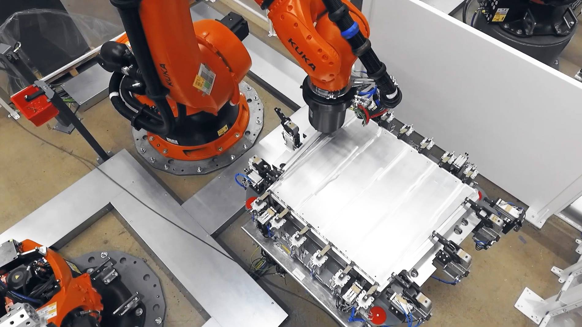 Automatisiertes Schwei?en von Batteriegeh?usen durch Roboter in der Elektroauto-Produktion