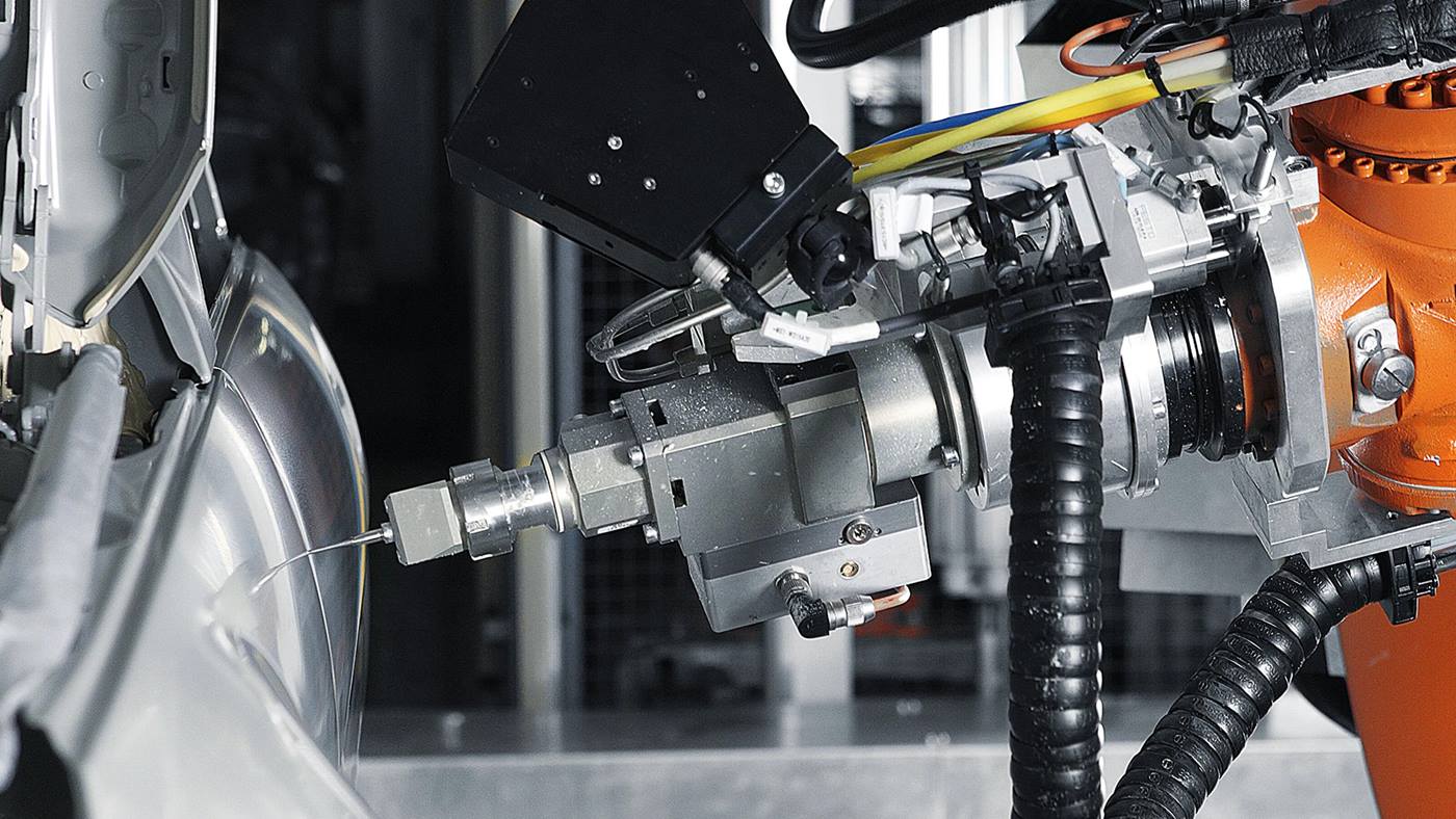 Pr?zise-und-effiziente Prozesse-beim-Auftragen-Lackieren-Kleben-mit-KUKA-Roboter